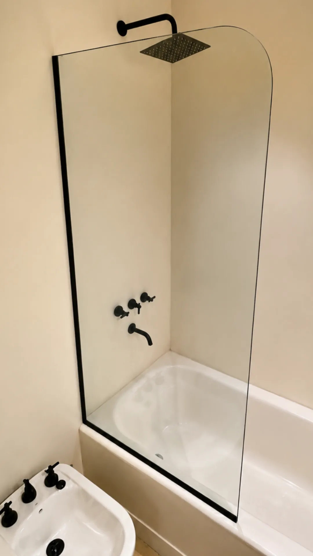 Paño fijo curvo de vidrio templado sobre bañera